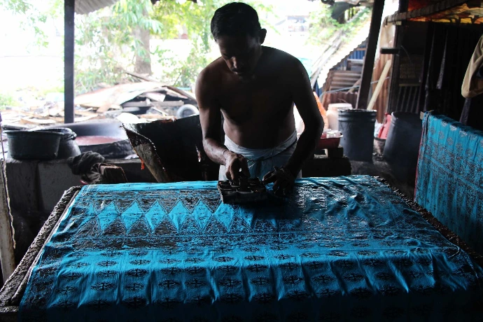 A batik block artisan working in Terengganu