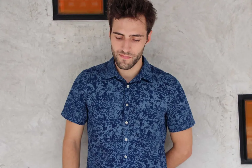 burung-batik-shirt-model-reduced.webp