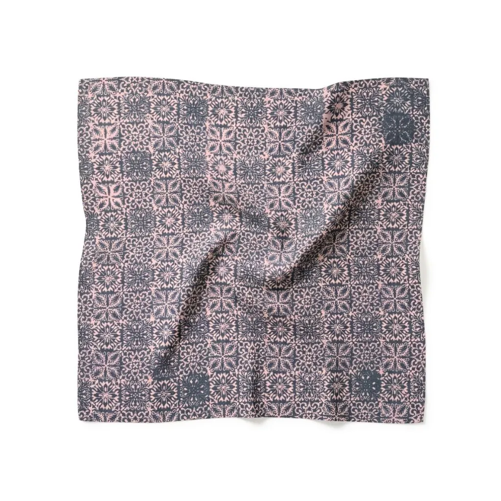 empatcorak-flat-ludobatik-pink-tencel-reduced.webp